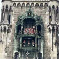 A clock tower that re-enacts Munich history!