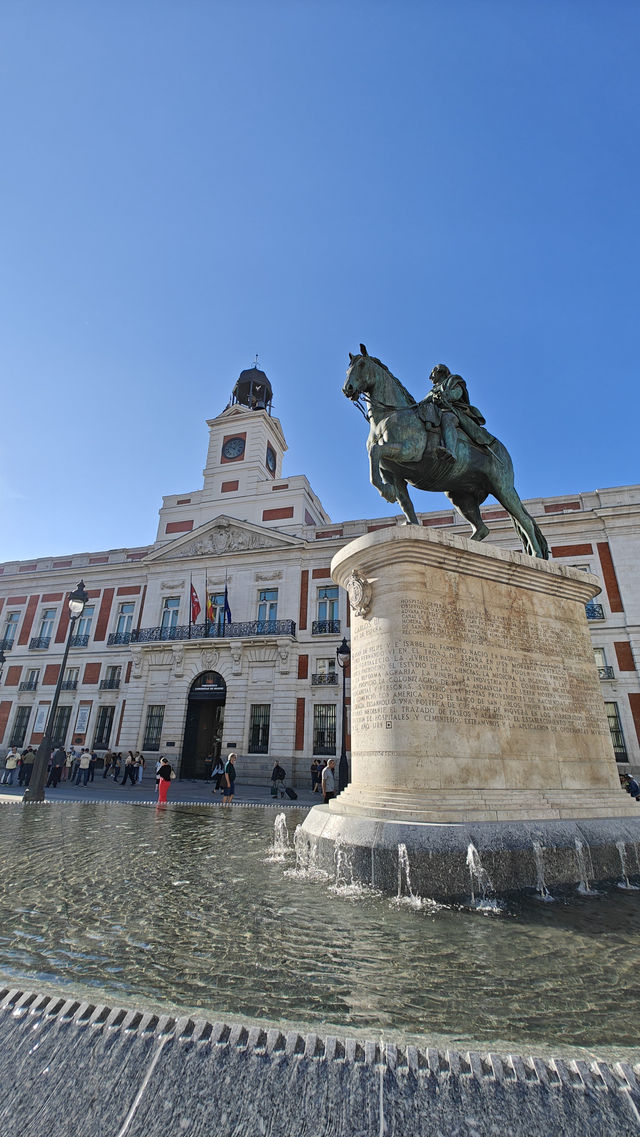 📍 Puerta del Sol: The Heart of Madrid & the Bear Statue 🐻🌳