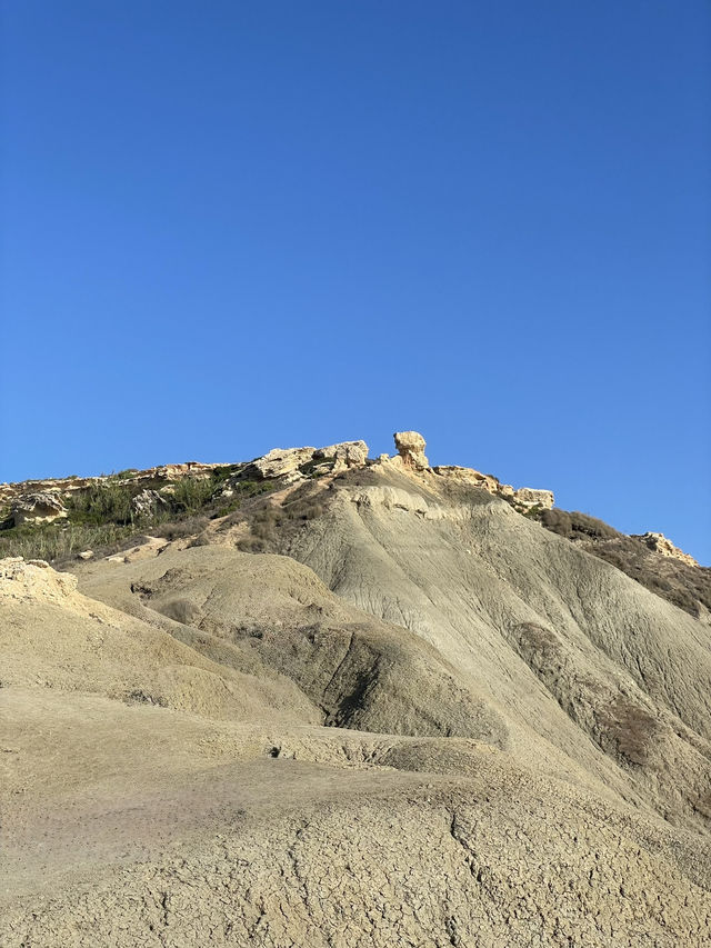 ⛰️ 황토 언덕을 따라 이어지는 트레킹, 몰타 클레이 클리프 🌊