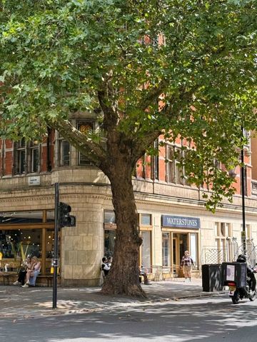 ✨ London’s Timeless Charms: From Blooms to Busts 🌸🏛️