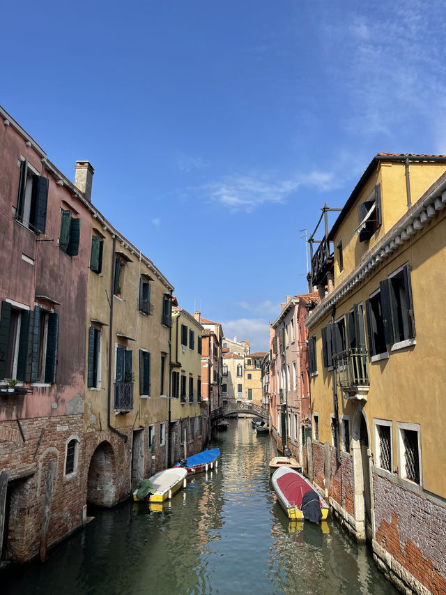 🌈 Colorful Venice – Canals, Houses & Hidden Corners 🛶✨