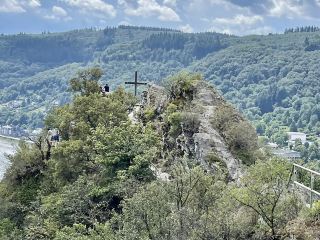 科赫姆的皮納十字架(Pinnerkreuz)位於摩澤爾河畔的Pinnerberg山上,是欣賞科赫姆老城和摩澤爾河谷風光的著名觀景點。這裡海拔較高,從山頂可以俯瞰蜿蜒的摩澤爾河、兩岸連綿的葡萄園以及依山而建的科赫姆老城,遠處最醒目的建築便是雄踞山頂的帝國城堡(Reichsburg Cochem),景色十分壯觀。皮納十字架名稱的由來與當地牧羊人的傳說有關。相傳,一名牧羊人在尋找走失的羊時不幸墜落山崖,人們為了紀念他,在山上豎立了十字架,因此得名皮納十字架。前往皮納十字架最方便的方式是乘坐科赫姆纜車,再步行前往觀景點。喜歡徒步的遊客也可以從科赫姆老城沿山路攀登。