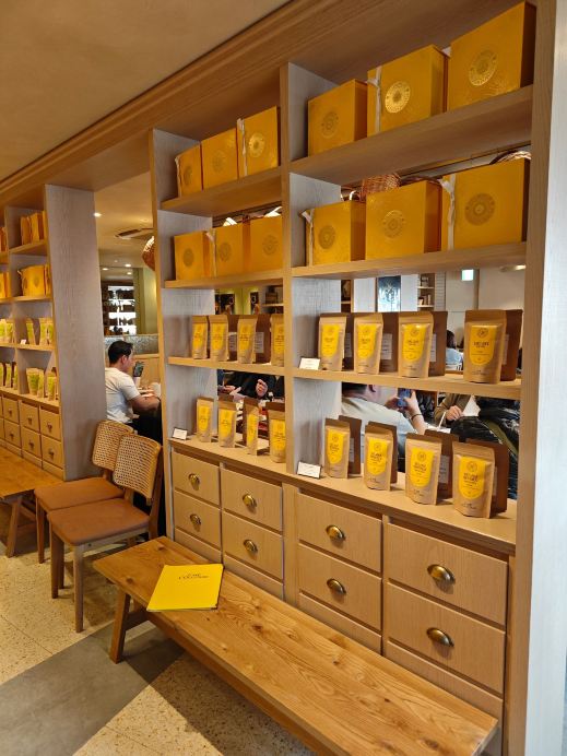 彫刻・オブジェ SHIBUYA_049 A Personalized Tokyo Souvenir: L'Occitane Hand Cream with Your