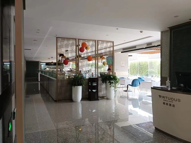 Foshan DeLai Hotel with rare high-rise pool restaurant