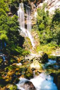 天生橋景區位於神農架南部的老君山北麓，發源於老君山的黃岩河流經此地，經過億萬年地表水和地下水的流動、