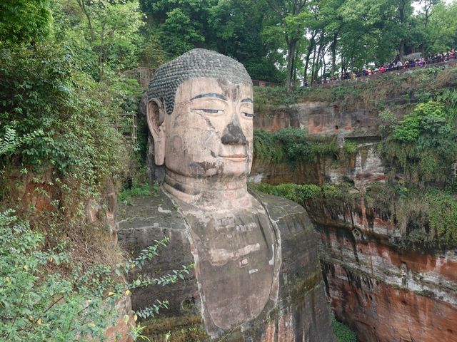 凝視眾生報平安，樂山大佛鎮三江