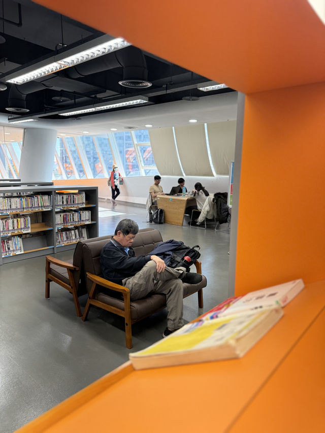 《一座城·萬本書》