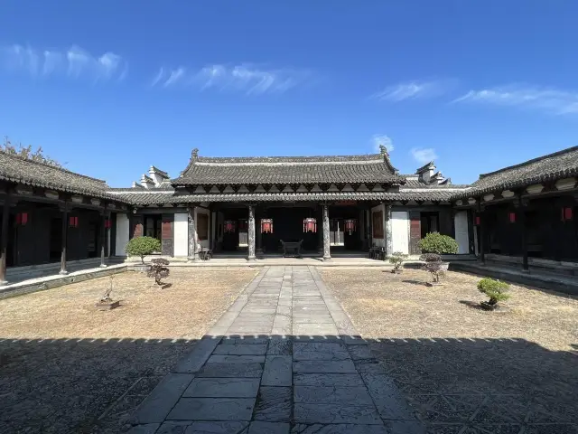 In the north lies the Forbidden City, and in the south resides the Lu Residence—Dongyang Lu Residence