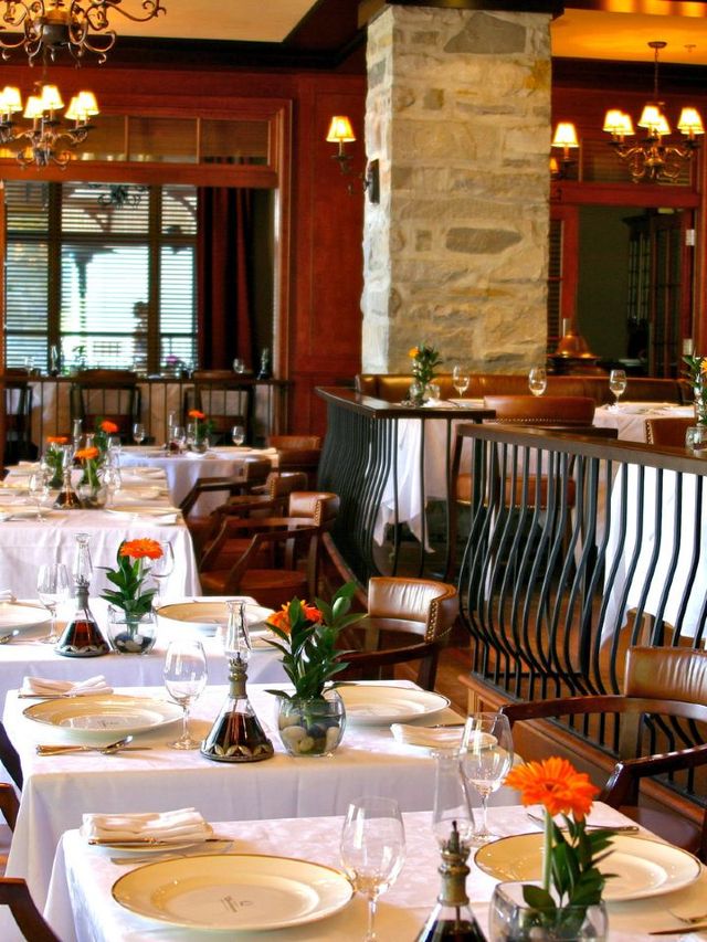 🍁 Mont Tremblant's Lakeside Retreat 🏞️