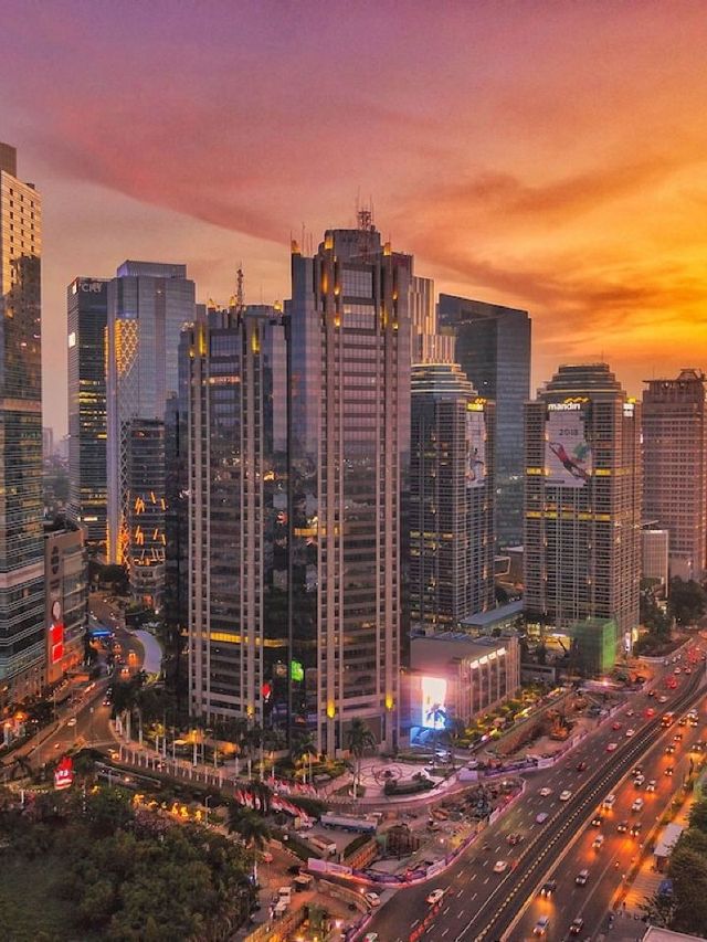 🌟 Jakarta's Luxe Life: Ritz-Carlton's Opulence Unveiled 🌟