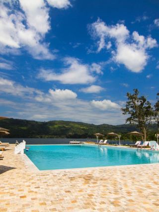 🌟🏨 Laguna Azul's Luxe Escape: Peru's Hidden Gem 💎