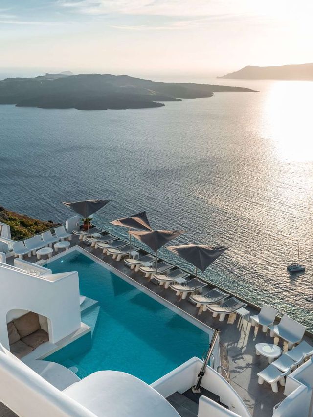 🌅 Santorini Serenity: Infinity Pools & Sunset Views 🍹