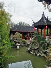 青浦大觀園係一座大型仿古園林建築，位於青商公路701號，坐落於淀山湖兩側，距離上海市中心六十五公里。