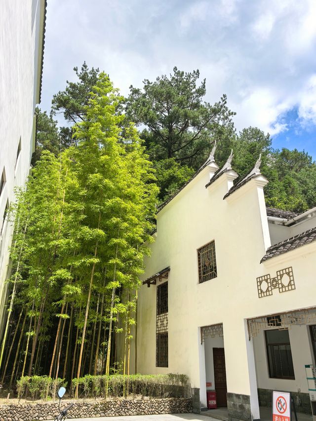 鴛鴦溪國家級風景名勝區位於屏南縣東北部,距離縣城30公里,處於屏南、周寧、政和三縣交界。總面積78.8平方公里。