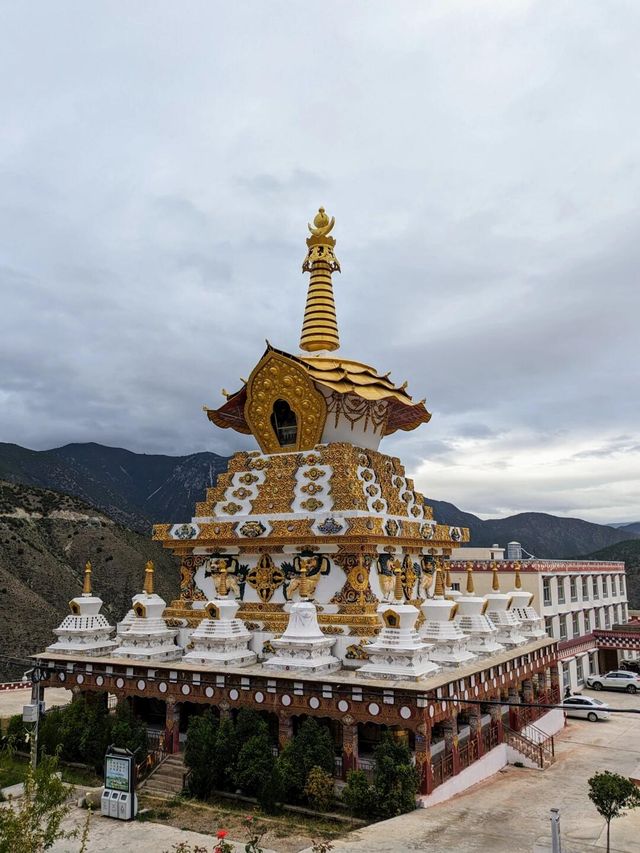 嘎丹桑批羅布岭寺：康巴藏區的佛教藝術殿堂。
