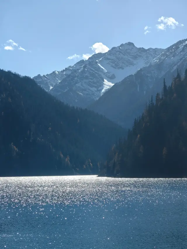 Jiuzhai Valley is picturesque in mid-November. 