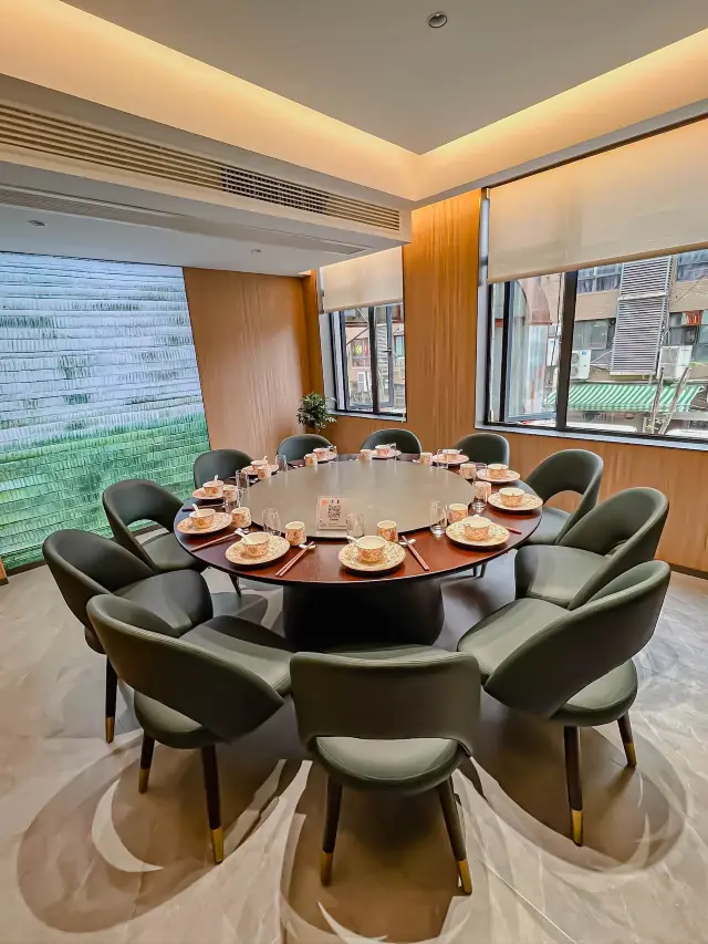 A hidden gem in Hangzhou, this restaurant is located in Fuyang!