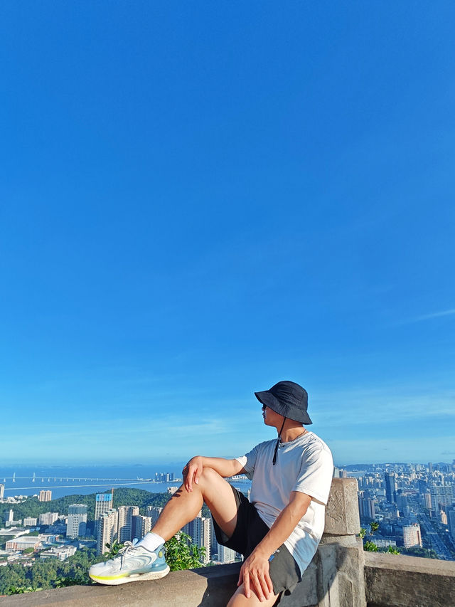 一座建在山上的公園，山頂可俯瞰到珠澳美景