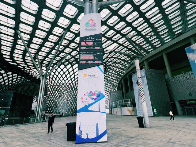 深圳南山區著名景點：深圳灣體育中心，適合拍照打卡、親子遊戲、觀光旅遊。  