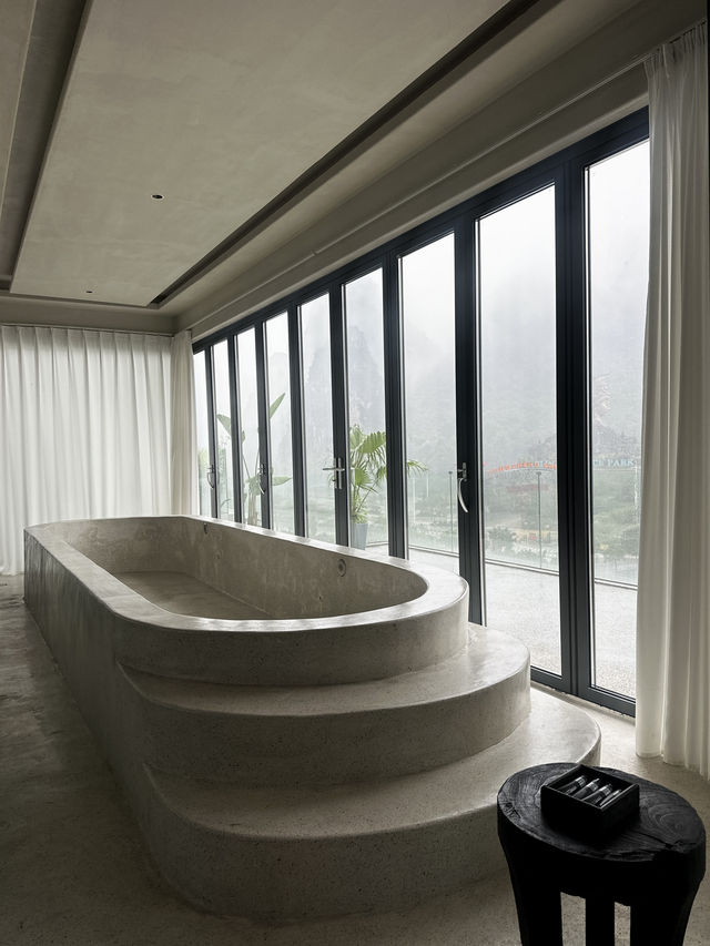 陽朔千古情景區旁,藏著一家侘寂風隱世酒店。 陽朔千古情景區旁,藏著一家侘寂風隱世酒店。