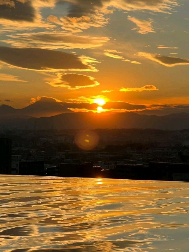 SORANO HOTEL恆溫泳池驚見富士山夕照！在東京邊陲泡出夢幻山岳倒影