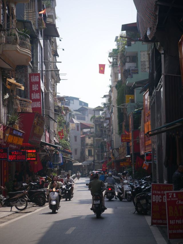 Hanoi – Street Food, Culture & a Train Through the City 🚂🥖