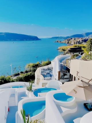 Rather than the Cangshan Mountains and Erhai Lake, head west to Dali, where the "wind, flowers, snow, and moon" paint its breathtaking scenery.