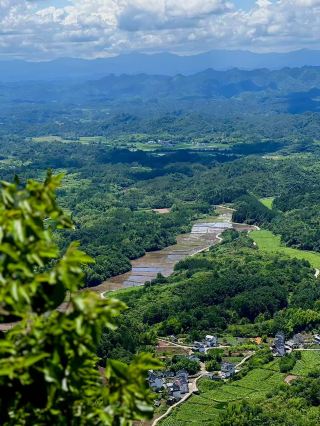 Qiyun Mountain Travelogue: A Day in Fairyland, A Night Under the Stars