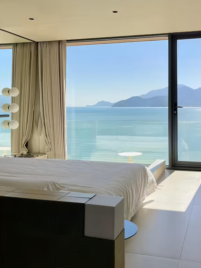深圳！入住海邊泡池別墅真的會上癮🌊跟男友特地衝來深圳玩，選了這家緊鄰海邊的泡池別墅🏝️，住過一次就徹底淪陷！陽光、泡池、海風樣樣不缺，簡直是理想生活的模樣💭酒店名直接放文末，建議先存起來慢慢看！