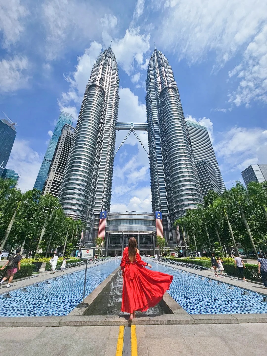 👒Kuala Lumpur + Semporna + Kota Kinabalu: tiga pengalaman dalam satu!
🎉Kali ini, kita akan menjelajahi Kuala Lumpur, Semporna, dan Kota Kinabalu sekaligus.
👑Lampu kota, lautan jeli, dan salah satu dari tiga matahari terbenam terbaik di dunia—semuanya sudah direncanakan~
🗺Saya mendapat banyak pertanyaan di Momen WeChat saya, jadi saya membagikan panduan saya kepada semua orang!

💃Apa saja yang bisa Anda alami dalam satu perjalanan?
1️⃣ Akomodasi berkualitas tinggi
2 malam di hotel bintang 4 di Kuala Lumpur + 3 malam di hotel nyaman di Semporna + 2 malam di hotel bintang 4 di Kota Kinabalu
2️⃣ Dua pengalaman budaya yang unik
Budaya Malaysia dan "pengembara laut": Suku Bajau
3️⃣ Lima pengalaman populer
Foto-foto di bungalow air Pulau Mabul, fotografi perahu berlantai kaca, Pantai Timba-Timba, Menara Kembar Petronas, dan salah satu dari tiga pemandangan matahari terbenam terbaik di dunia
4️⃣ Lima pulau untuk petualangan tanpa akhir
Pulau Mabul, dekat Kapalai, Mataking, Timba-Timba, Bantamang, atau Pulau Bangunan Bang
5️⃣ Lima perjalanan snorkeling
Tingkatkan ke pengalaman menyelam dalam untuk menemukan 71% rahasia laut yang tersisa
6️⃣ Perjalanan murni
Tanpa jebakan belanja, tanpa jebakan belanja, habiskan seluruh waktu dan energi Anda di Seru
7️⃣ Aktivitas gratis
Asuransi kecelakaan perjalanan
8️⃣ Layanan terjamin
Layanan berbahasa Mandarin, pemandu snorkeling akan memandu rombongan; transfer mobil carteran, dan bantuan berbahasa Mandarin untuk check-in hotel
9️⃣ Waktu luang yang luas, dengan lima pilihan peningkatan
Aktivitas yang lebih beragam, di luar pulau
.
🧾 Lihat rencana perjalanan di sini
D1 Nasional - Kuala Lumpur
D2 Gratis di Kuala Lumpur
D3 Kuala Lumpur - Tawau - Semporna
D4 Pulau Mabul + sesi foto di bungalow air yang populer + pertemuan sesekali dengan Bajau + snorkeling + snorkeling di dekat Kapalai
H5 Semporna - Pulau Timba-Timba (snorkeling di pantai, naik perahu kaca, sesekali bertemu penyu) - Pulau Mataking - Pulau Pantamang atau Pom Pom (3 trip snorkeling) - Semporna
D6 Semporna - Tawau - Kota Kinabalu - Bebas di waktu luang Anda sendiri
D7 Kota Kinabalu - Gratis sesuka Anda - tersedia peningkatan
D8 Kota Kinabalu - Nasional