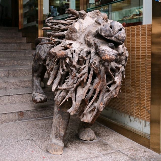 Street Art & Sculptures You Might Run Into in the Streets of Luoyang 🎨🗿