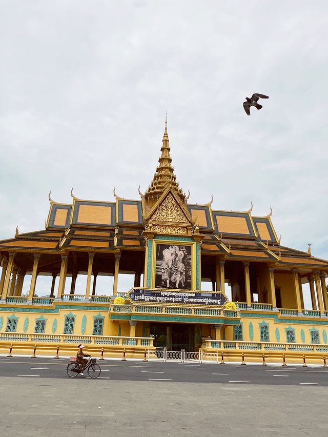 👑 Royal Palace Park Phnom Penh: Where Golden Spires Meet Tropical Dreams! 🌴