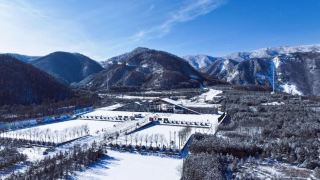 六盤山の初雪が仙境を描く