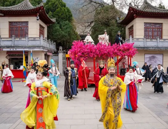 หมีนอนไม่หลับบุกวังฮวาชิง