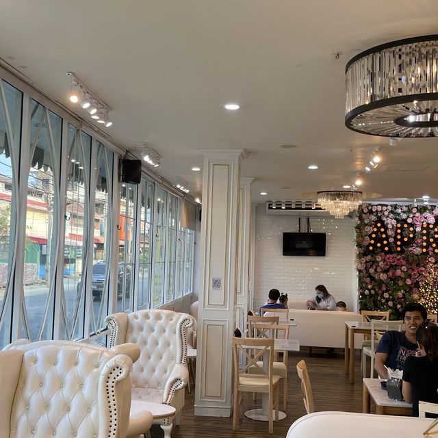 อร่อยล้ำพายชาไทย ดีต่อใจที่ร้านApril Brasseries