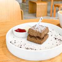 【香港大學站｜純白色Pet-friendly Cafe 想搵個地方做下嘢嘅可以考慮下呢度～】