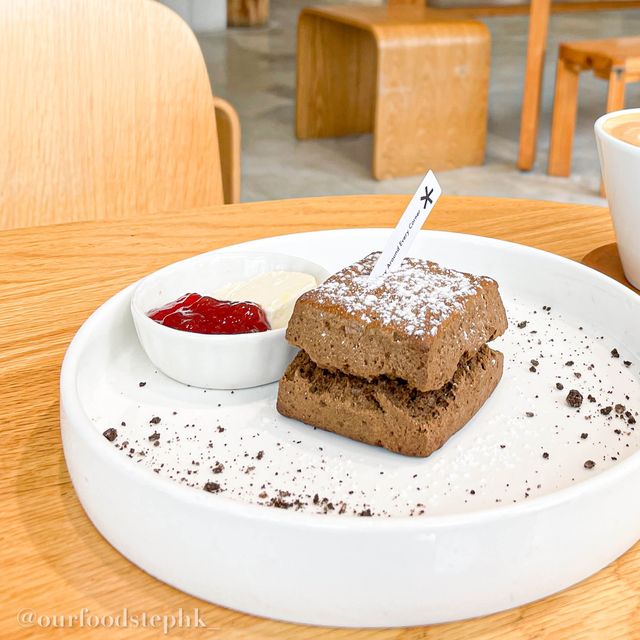 【香港大學站｜純白色Pet-friendly Cafe 想搵個地方做下嘢嘅可以考慮下呢度～】