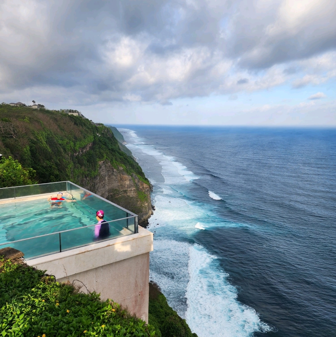 The edge in Bali, Official Website