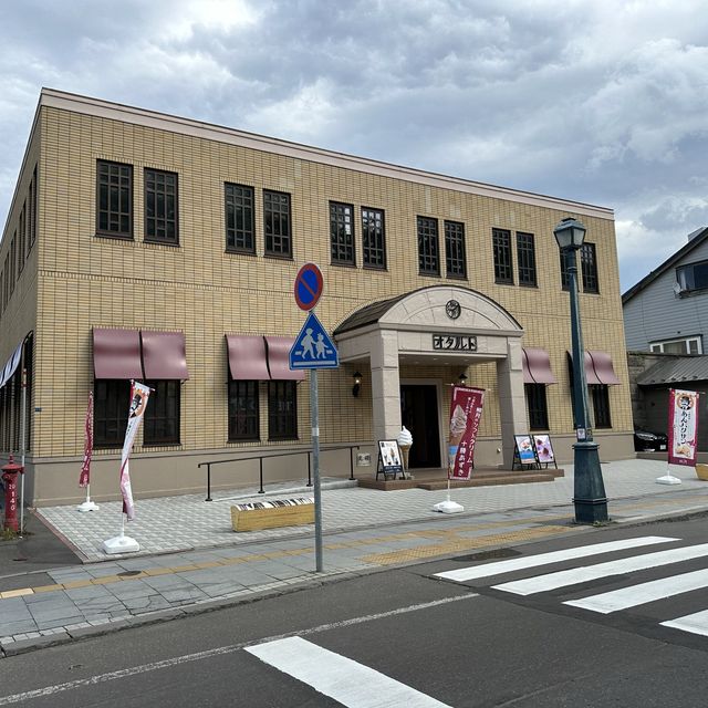 北海道・小樽。十勝産小豆と生乳で作られたソフトクリーム『柳月 オタルト店(オタルトカフェ)』