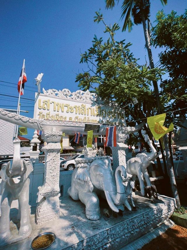 แวะกราบศาลหลักเมืองจังหวัดน่าน
