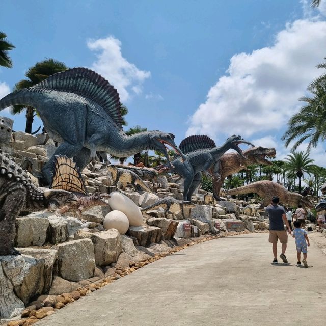 Huge Beautiful Garden With Life Size Dinosaurs