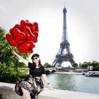 Random Red Balloons Photographer in  Paris 