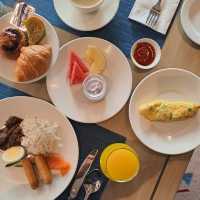 BREAKFAST BY THE POOL AND SEA