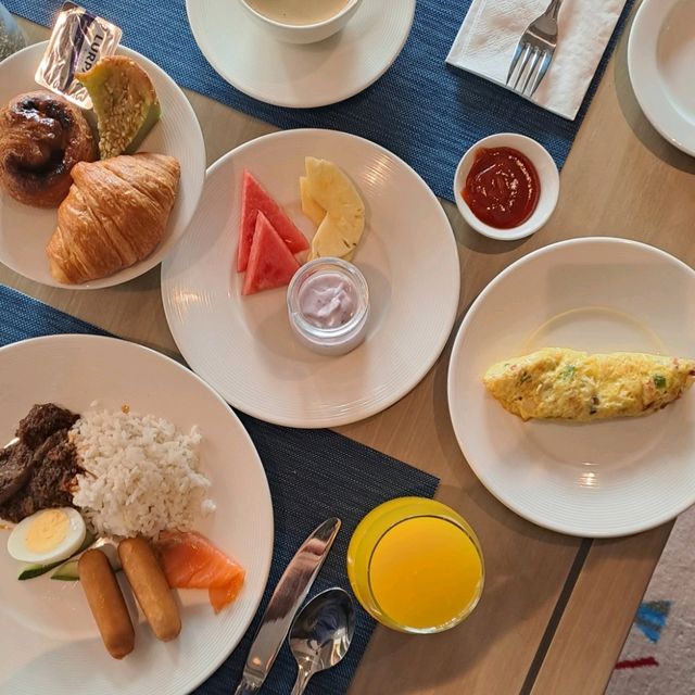 BREAKFAST BY THE POOL AND SEA