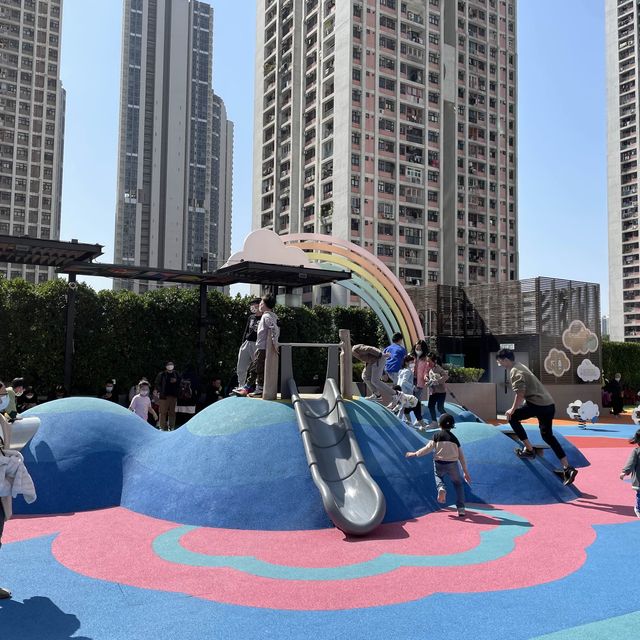以彩虹為主題嘅小朋友空中遊樂場