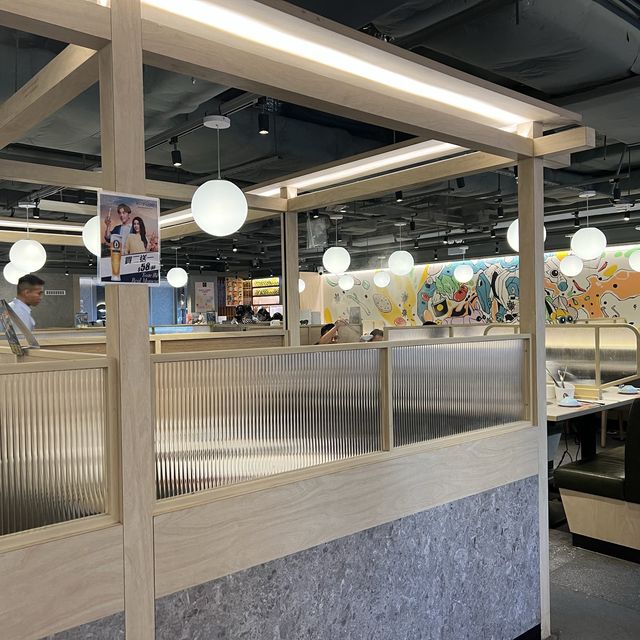舒適闊落。近百款食材之火鍋放題店