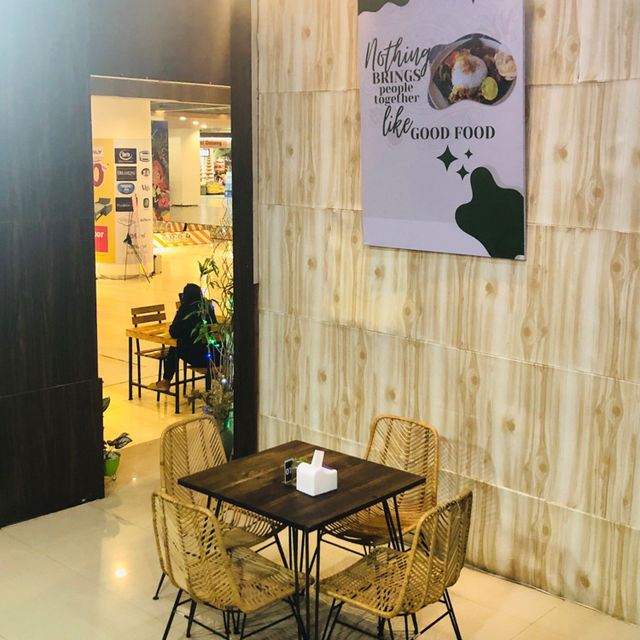 庫塔力寶廣場氣氛優雅的餐廳：Near kitchen