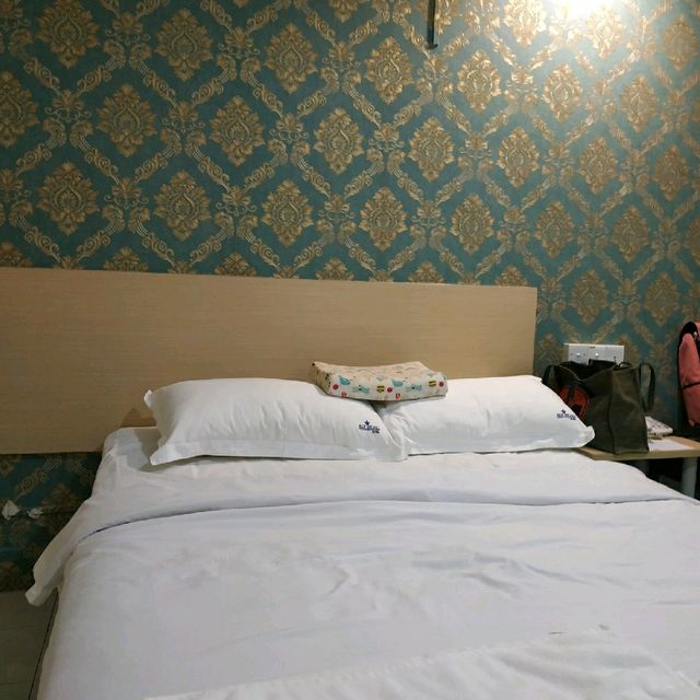 HOTEL WITH COZY ROOM & CONVENIENT LOCATION!