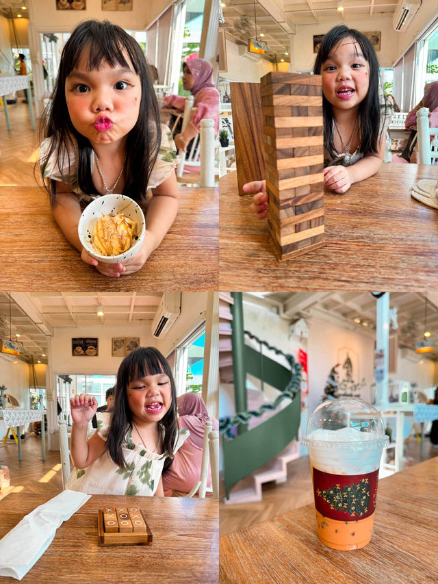 ถ่ายรูปธีมคริสต์มาสที่กาลครั้งหนึ่งคาเฟ่ ปัตตานี