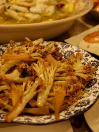 「屯門上海菜，蟹粉年糕和油爆蝦出色」